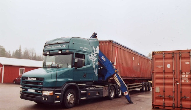 コンテナをスウェーデンの輸出港へ運ぶトラック