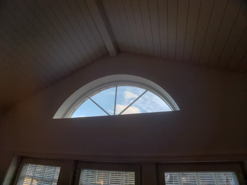 窓桟付の3層ガラスの半円形窓