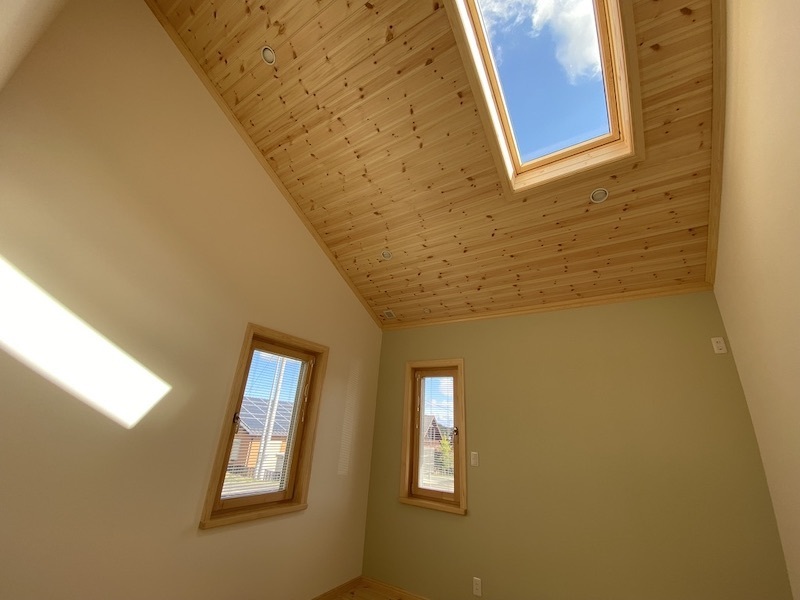 パイン木製の窓と天窓
