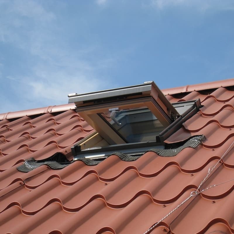 天窓と瓦形状ガルバリウム鋼板製ルーフィング