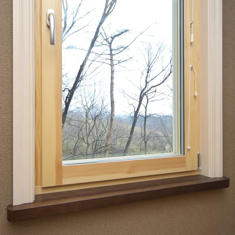 造作材で演出したスウェーデン製木製窓