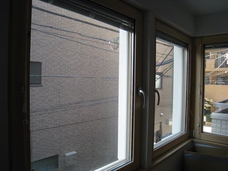 4連窓+両側窓の合計6連窓で明るい室内