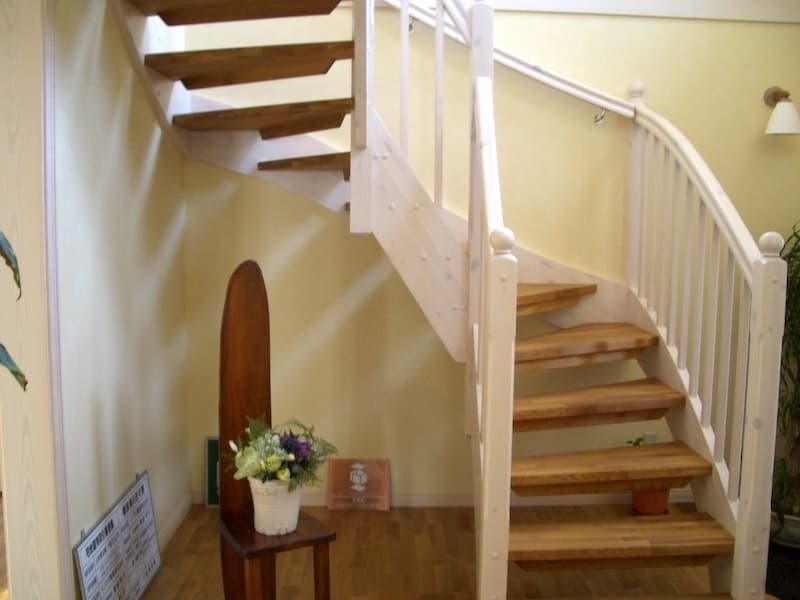 階段は間柱なしで自立する構造