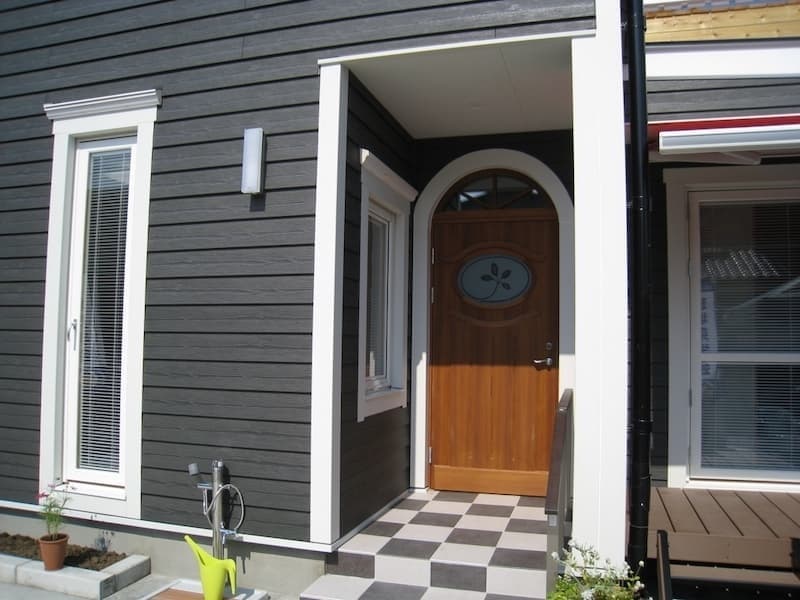 スウェーデンらしい木製の玄関ドア