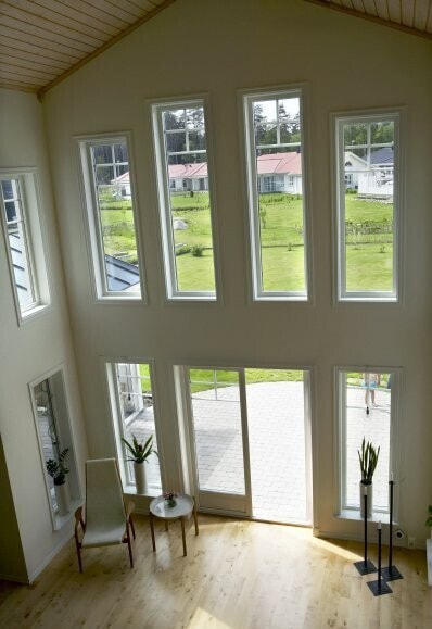窓はすべて木製で3層ガラス仕様