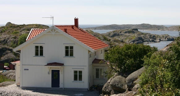 スウェーデンらしい白壁にレンガ色の屋根