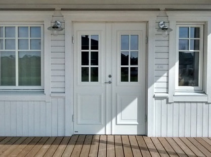 玄関ドアと窓の桟デザイン