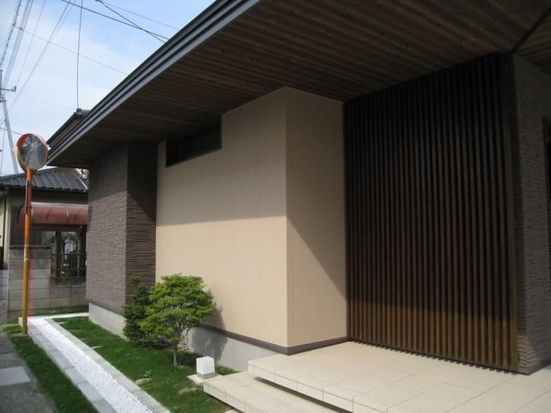 広い軒の出が印象的な屋根