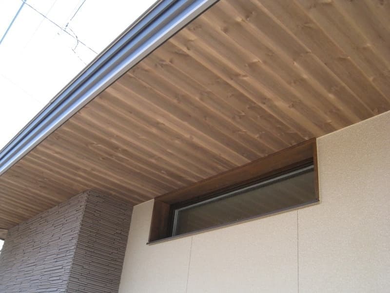 連続して見える軒天パネルと横長窓