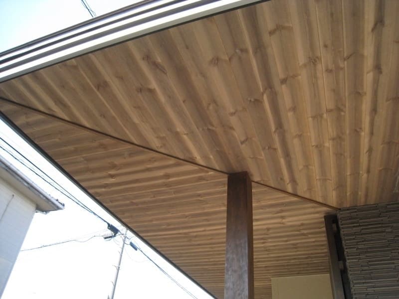 軒天パネルのダークブラウン色は工場塗装