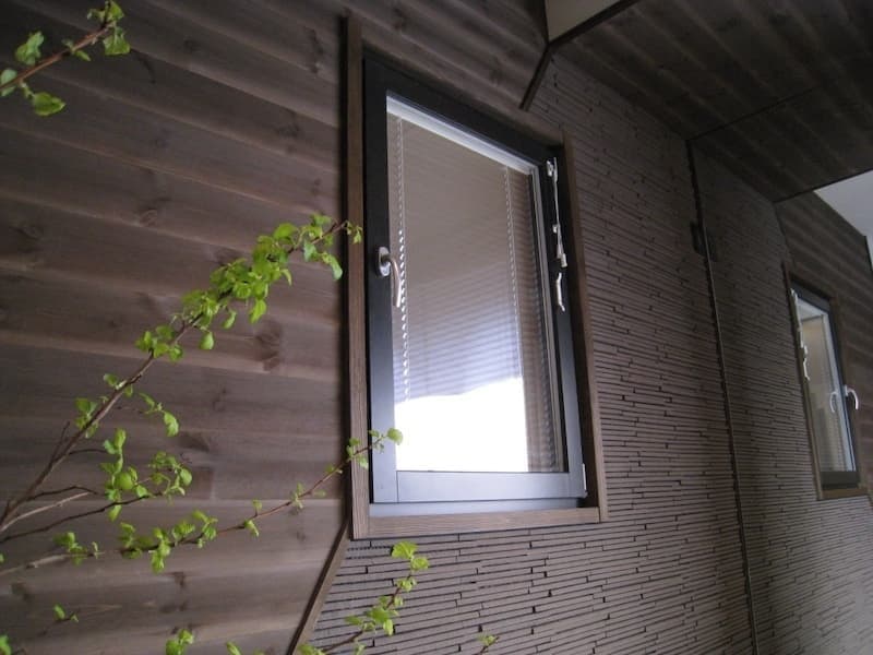 ライトブラウン色の内蔵ブラインド