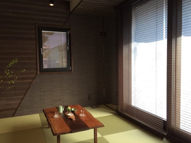 茶色で存在感を消すドレーキップ窓