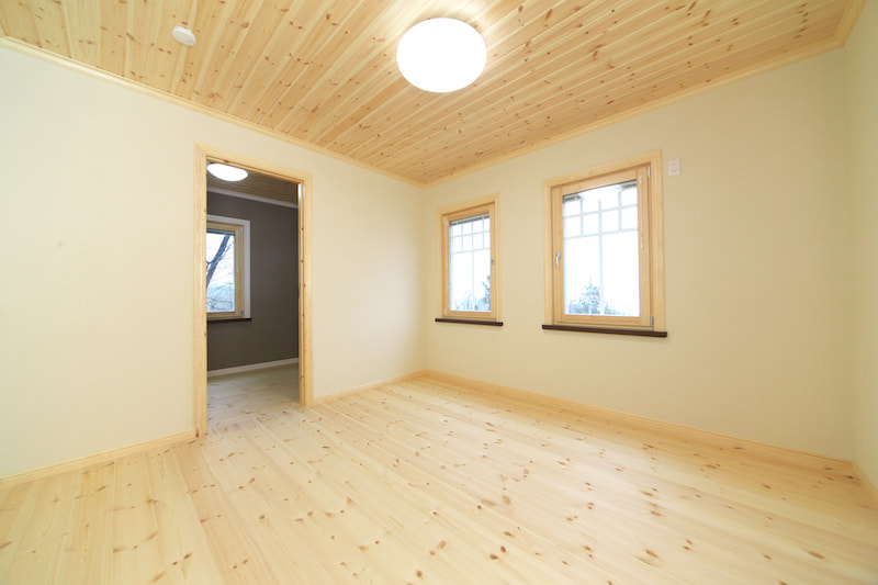 パイン製のフローリング・巾木・額縁