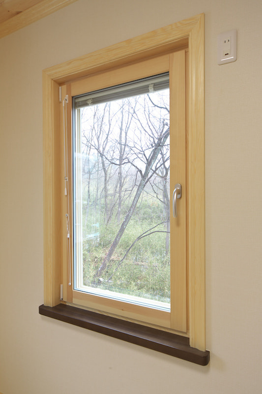 絵画の額縁のような木製窓