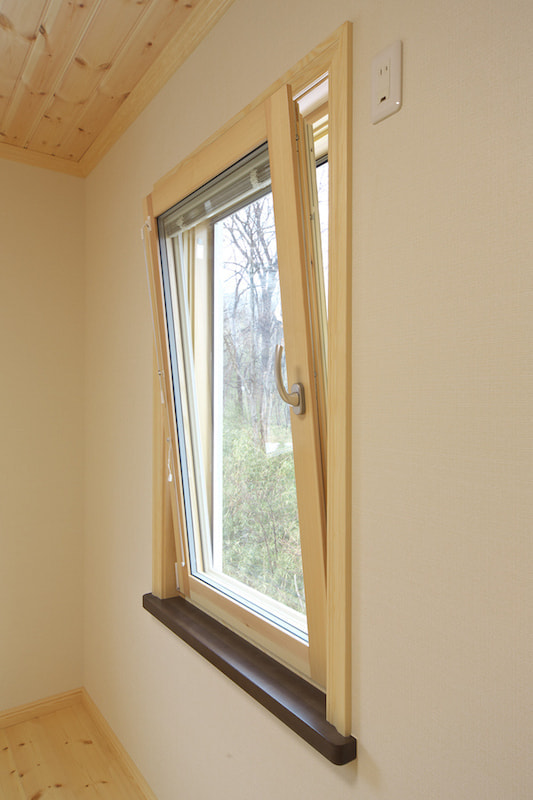 ダークブラウン色の窓台