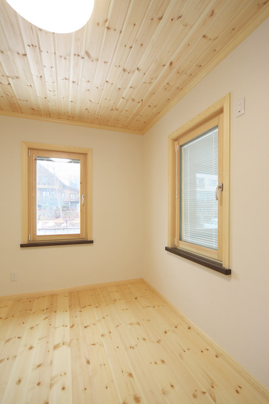 ブラインド内蔵型の窓