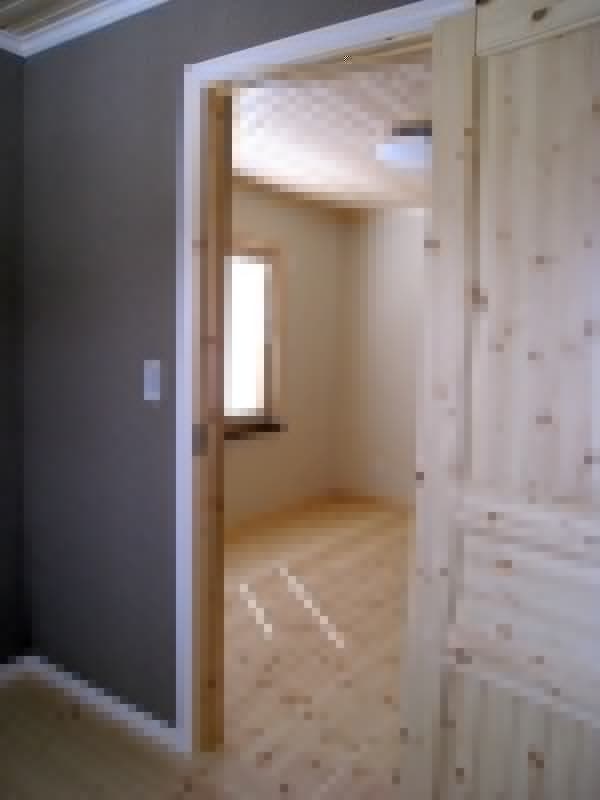 パイン無垢材のドアと額縁