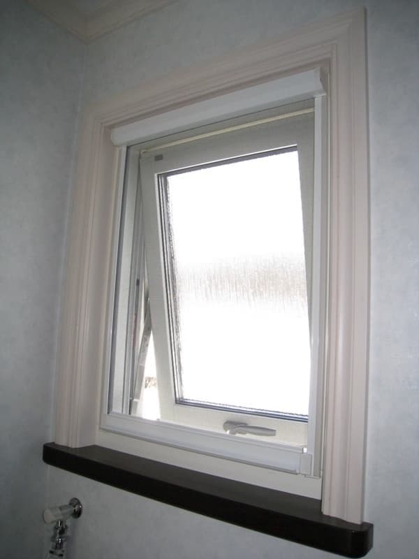 窓を開けて網戸を下げる