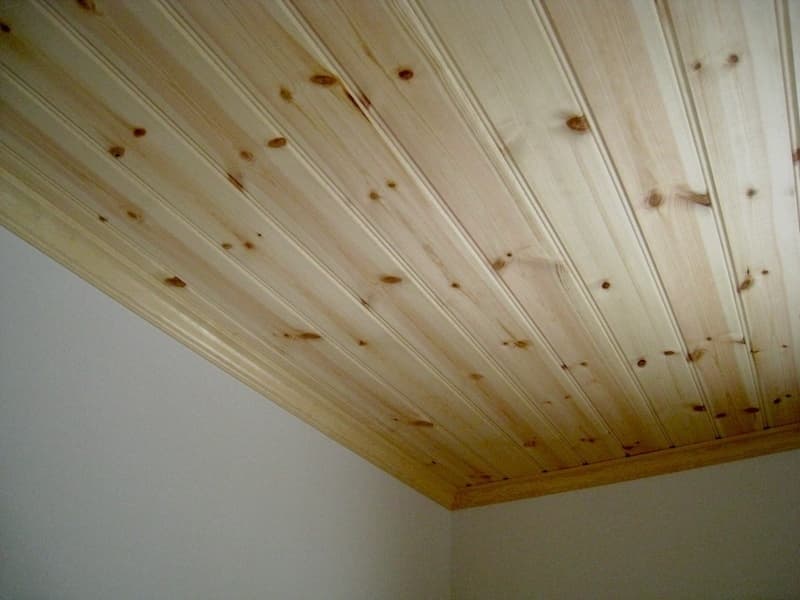 パイン無垢材の天井パネルと廻縁