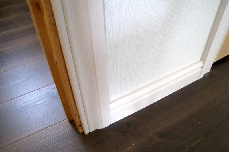 ホワイト仕上げの額縁と巾木