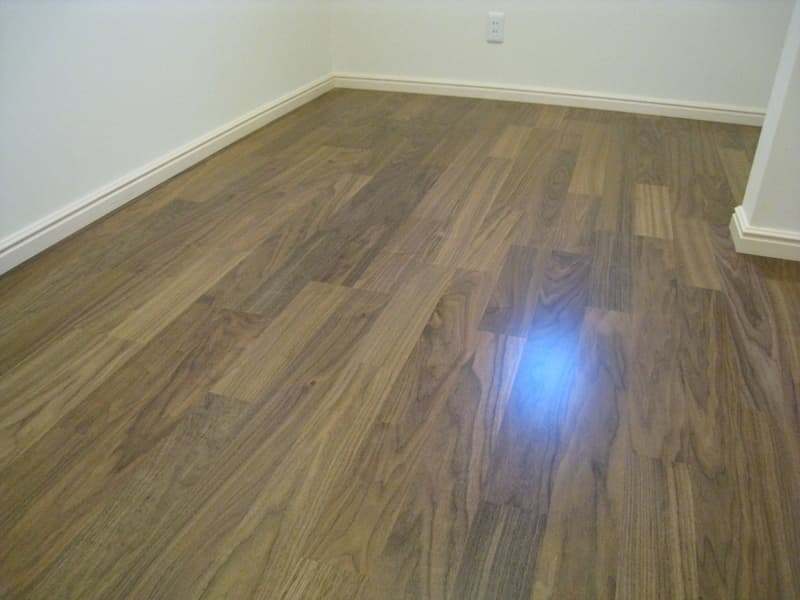 フローリング周囲を巾木でしっかり納める