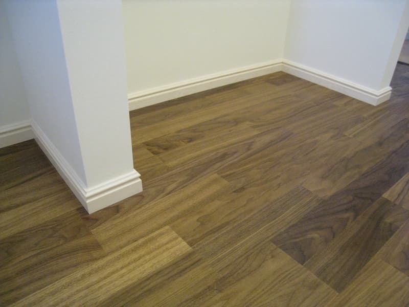 収納空間の両側の壁（下部）