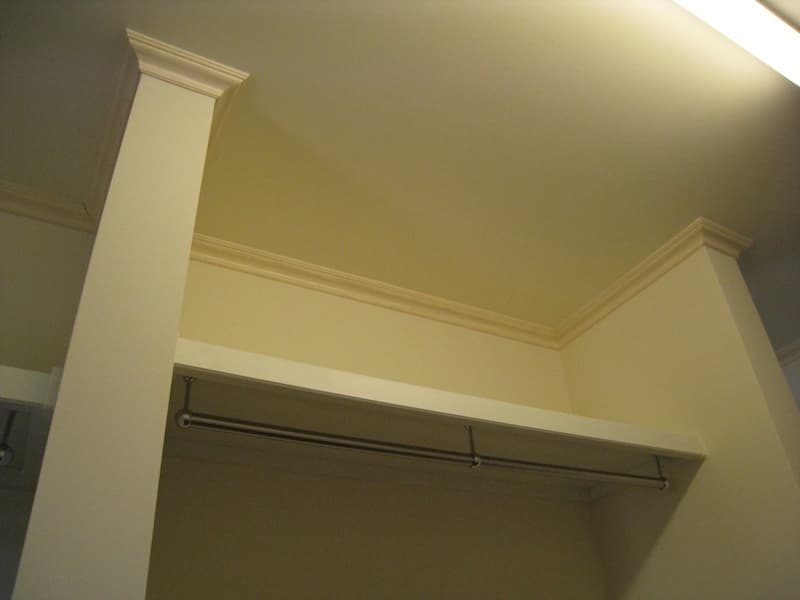 収納空間の両側の壁（上部）