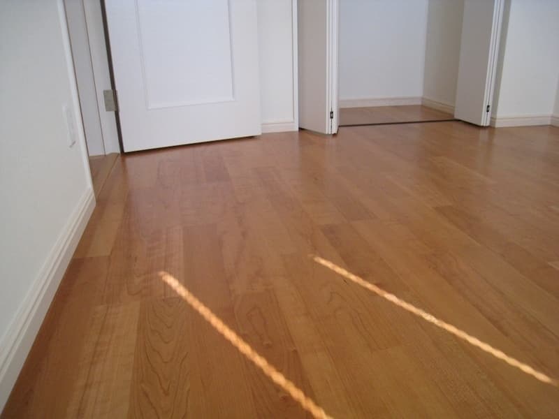 温かみのある桜材のフローリング