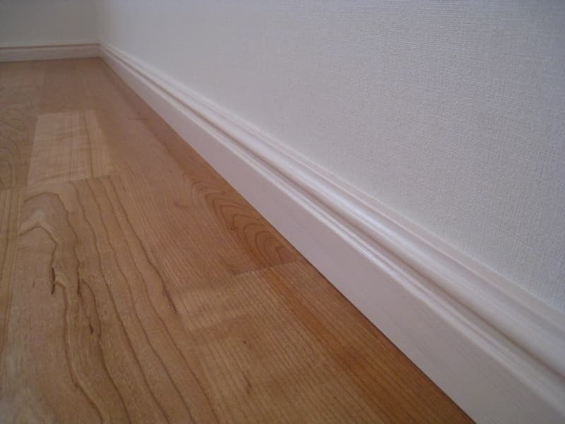 木目の見えるホワイト仕上げ