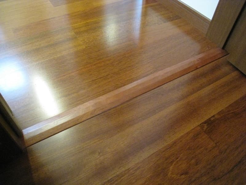 フローリング継目のT型リスト