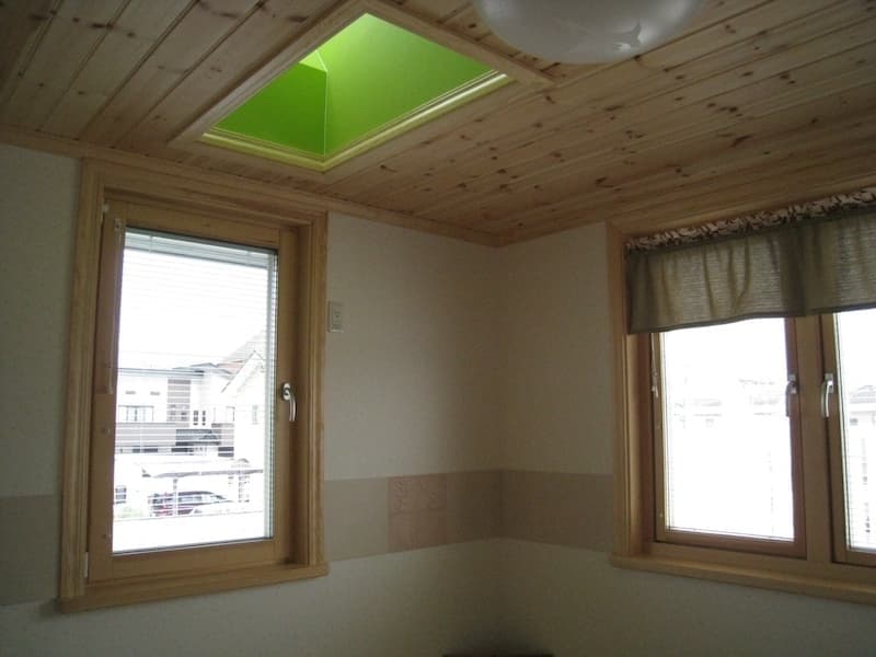 天窓から採光で明るい室内