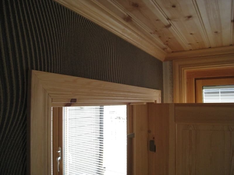 天井はパイン無垢材で無塗装が一般的