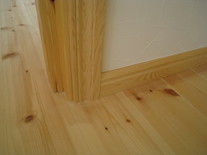 巾木はケーシング（額縁）に直付可能