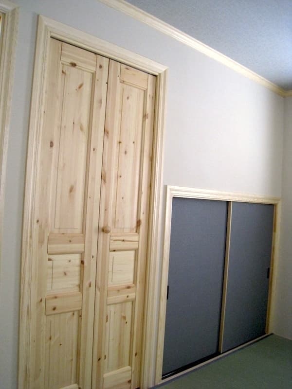 室内ドアと同仕様の収納折戸
