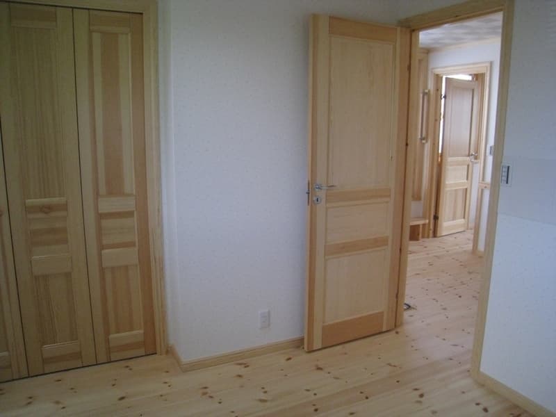 室内ドアと同じデザインの収納折戸