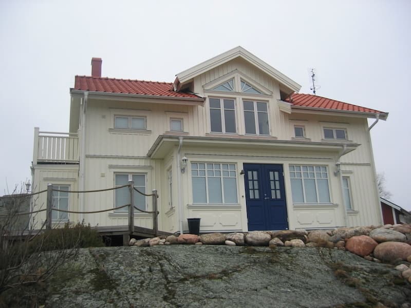 湖の畔に建つ北欧伝統デザインの家