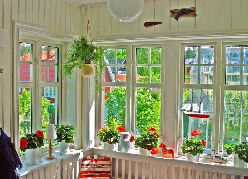 フック型の開閉金具はスウェーデンの昔の窓で多用されたモデル