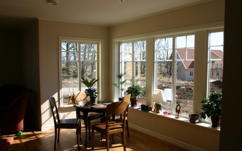 温もりある質感の3層ガラス木製窓とパイン無垢材の造作材