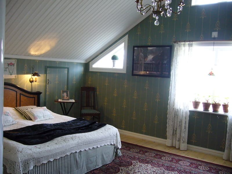 壁紙や家具・照明を上手に使えばこんなにも素敵な寝室に