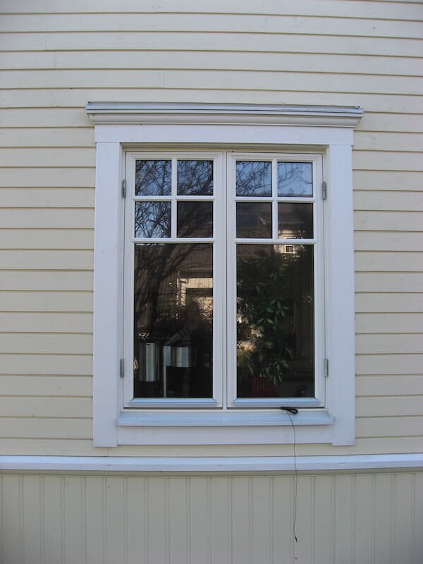 格子桟付両開きの3層ガラス木製窓