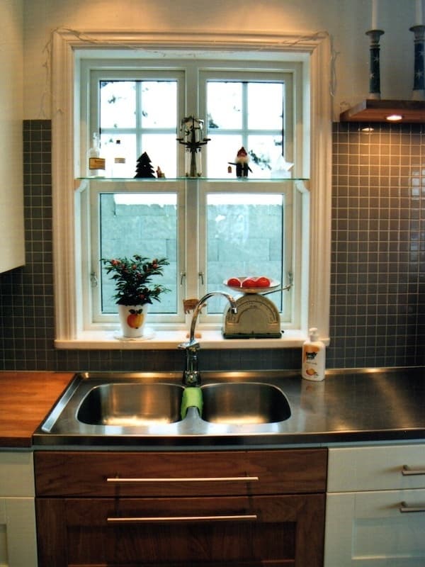 キッチンのシンク前の3層ガラス木製窓