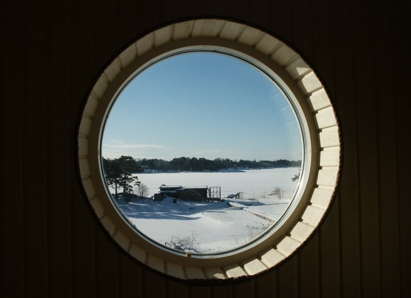 眼下に広がるスウェーデンの凍結した湖