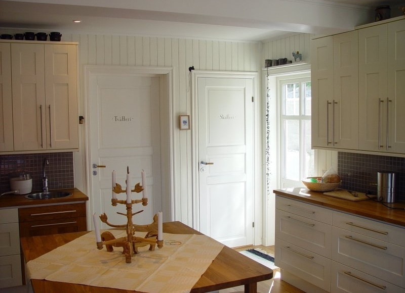 キッチンから室内ドアまで全て木製建具のインテリア