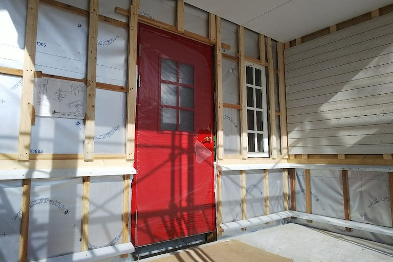 人気の高い赤色の玄関ドア（施工中）