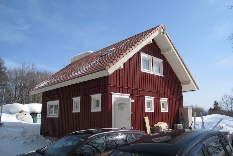 大屋根デザインのスウェーデン住宅