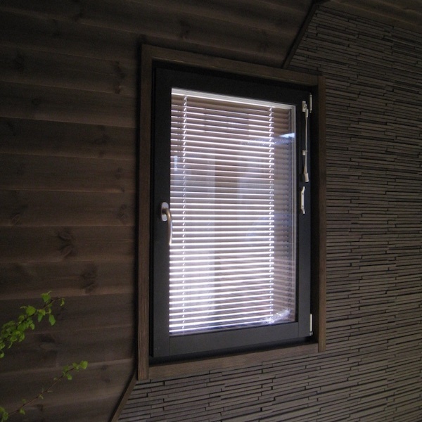 気密性の高い重厚な木製枠と3層ガラスによる高い窓の防音性能