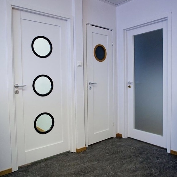 円形ガラスの室内ドア