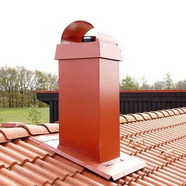 北欧らしい四角形型の屋根煙突（赤茶色）