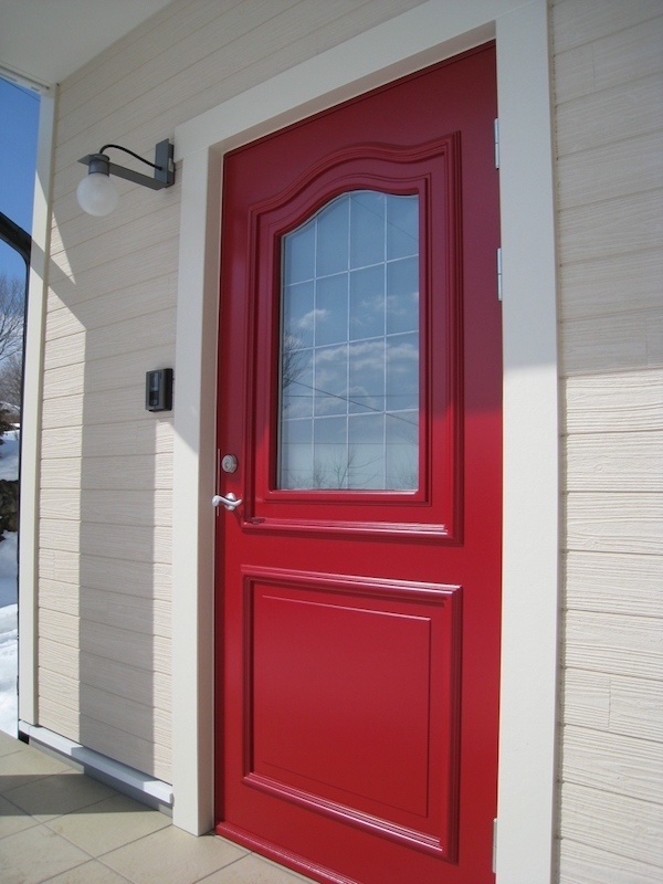 上品な赤色の玄関ドア