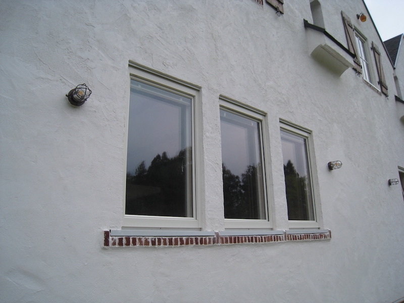 外側アルミ木製窓と塗り壁との納まり